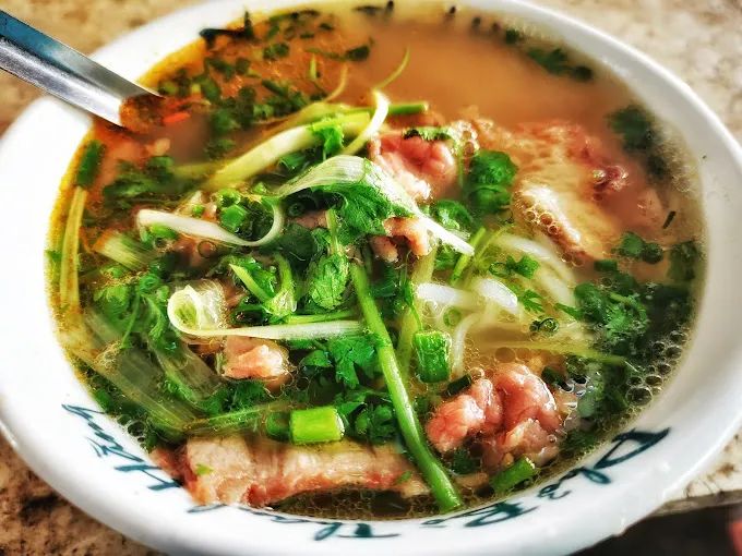 Không gian quán và tô phở đặc biệt tại Phở Bò Thanh Hằng