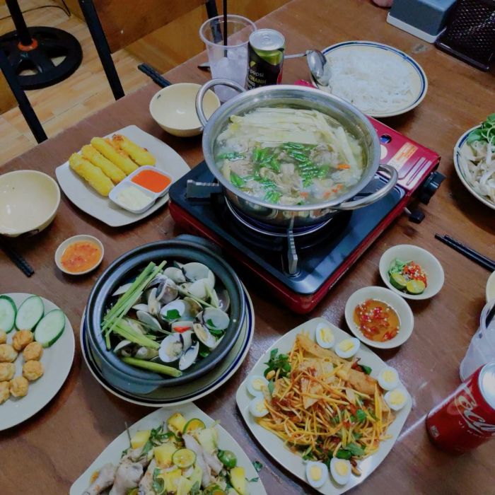 Không gian ấm cúng tại Lẩu Vi - Lẩu gà lá é