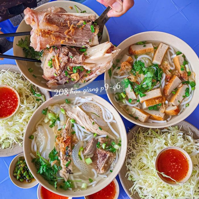 Hình ảnh tô bún chả cá sứa thơm ngon tại quán