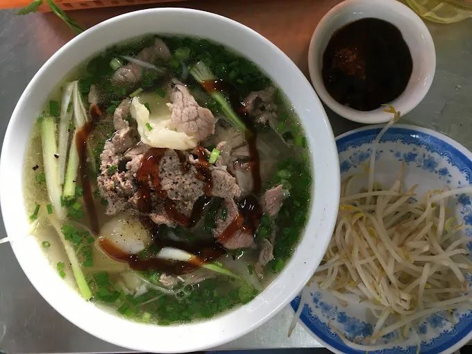 Hình ảnh tô phở Hà Nội đặc trưng tại Phở Hà Thành