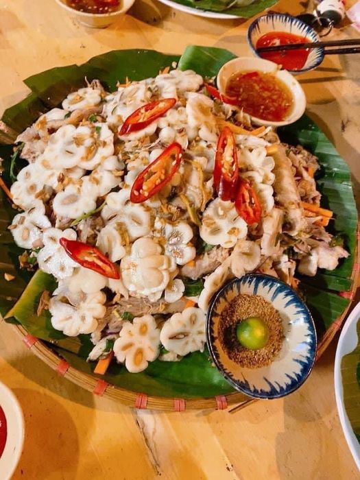Không gian ấm cúng và món ngon đặc trưng tại Minh Gà Tre