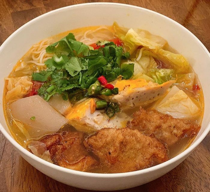 Hình ảnh không gian ấm cúng tại Cafe & Bún chả cá Nha Trang