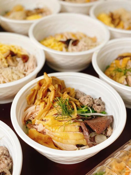 Không gian ấm cúng và tô phở gà đặc biệt tại Phở Vị Mộc