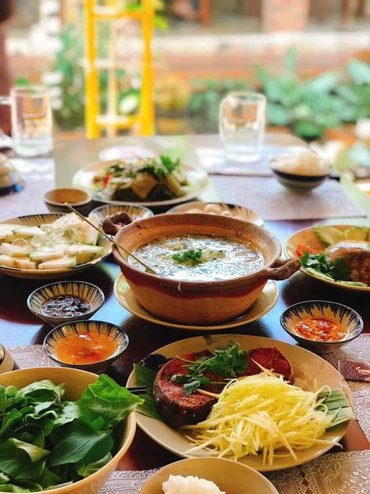 Không gian ấm cúng tại Cơm Niêu Vợ Nấu