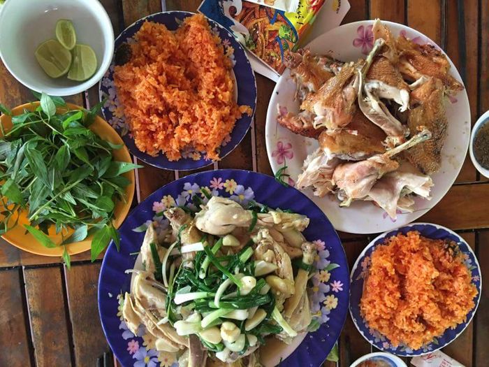 Hình ảnh gà nướng vàng ươm hấp dẫn tại Quán Cây Bàng