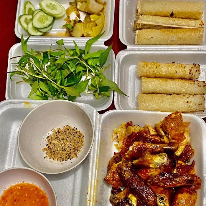 Không gian thưởng thức ấm cúng tại Gà Nướng Cơm Lam Năm Phát