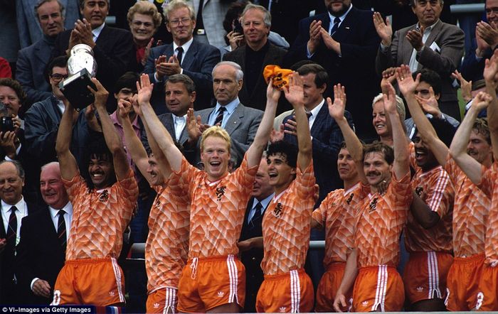 Khoảnh khắc hiếm hoi: Hà Lan vô địch EURO 1988