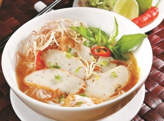 Hình ảnh tô bún chả cá thơm ngon đặc trưng tại Quy Nhơn Lệ