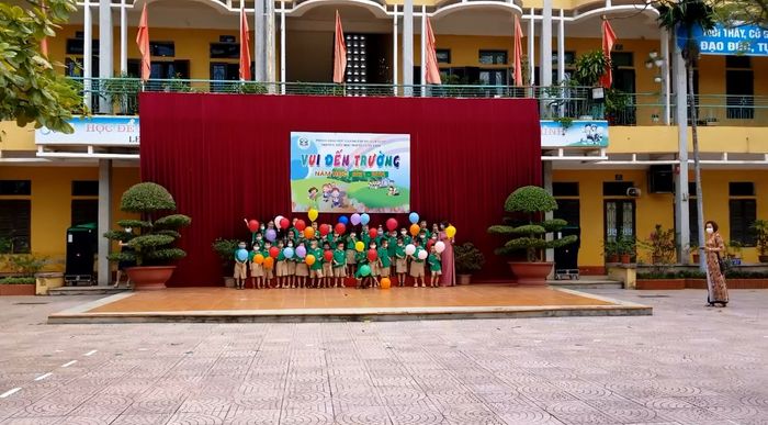 Hình ảnh đầu tiên về khuôn viên xanh mát của Trường Tiểu học Nguyễn Văn Trỗi