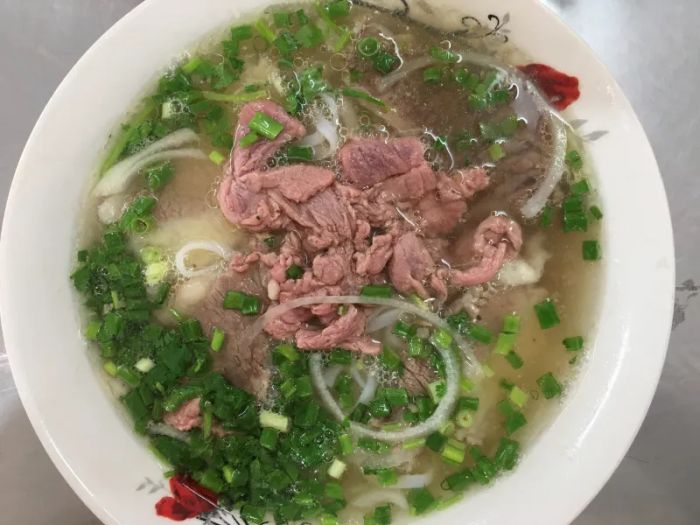 Hình ảnh tô phở thơm ngon đặc trưng tại Phở Cường