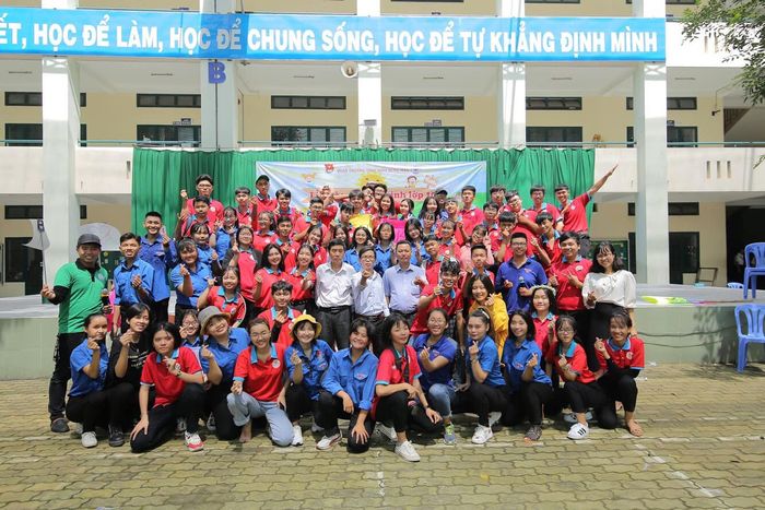 Hình ảnh khuôn viên Trường THPT Bình Hưng Hòa