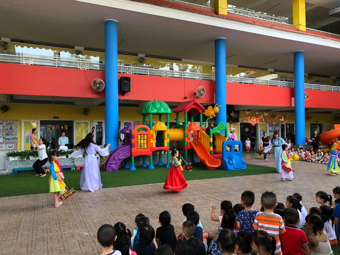 Hình ảnh đầu tiên về Trường Mầm non Vàng Anh - Không gian học tập tràn ngập ánh sáng tự nhiên với những góc học tập được bài trí khoa học, tạo cảm hứng sáng tạo cho trẻ.