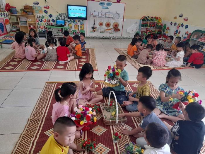 Hình ảnh các bé tham gia hoạt động ngoài trời đầy vui tươi tại trường