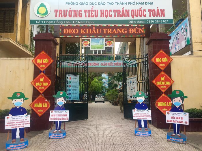 Hình ảnh ấn tượng đầu tiên về khuôn viên Trường Tiểu học Trần Quốc Toản