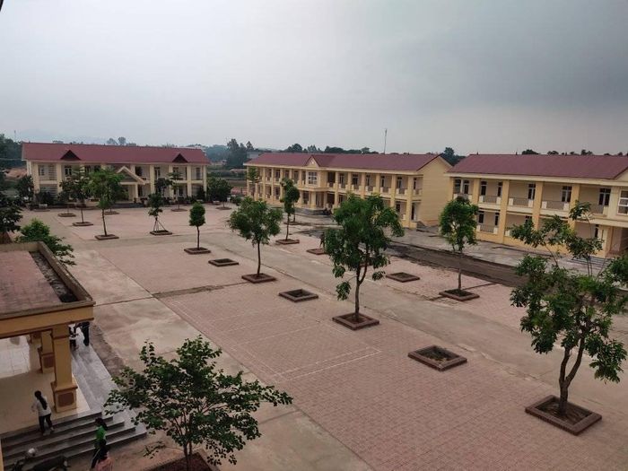 Hình ảnh toàn cảnh Trường THCS Sông Lô - Ngôi trường chất lượng cao với kiến trúc hiện đại và khuôn viên xanh mát