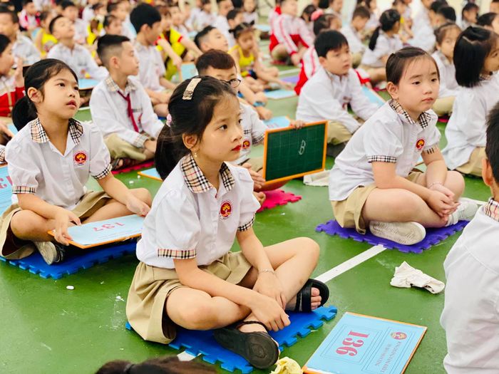 Hình ảnh thứ hai ghi lại những khoảnh khắc học tập đầy hứng khởi tại Trường Tiểu học Trần Nhân Tông