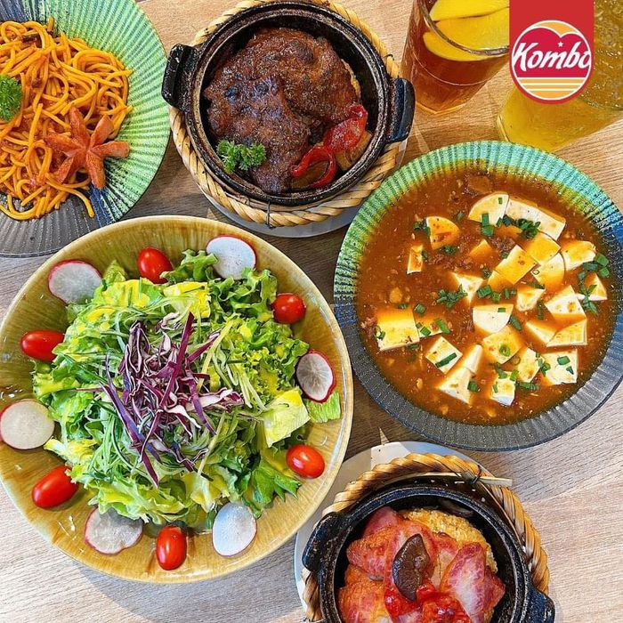 Không gian sang trọng tại Kombo - Cơm niêu Singapore