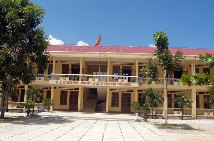 <p>Khoảnh khắc đẹp dưới mái trường - Ảnh minh họa số 1 (Nguồn internet)</p>