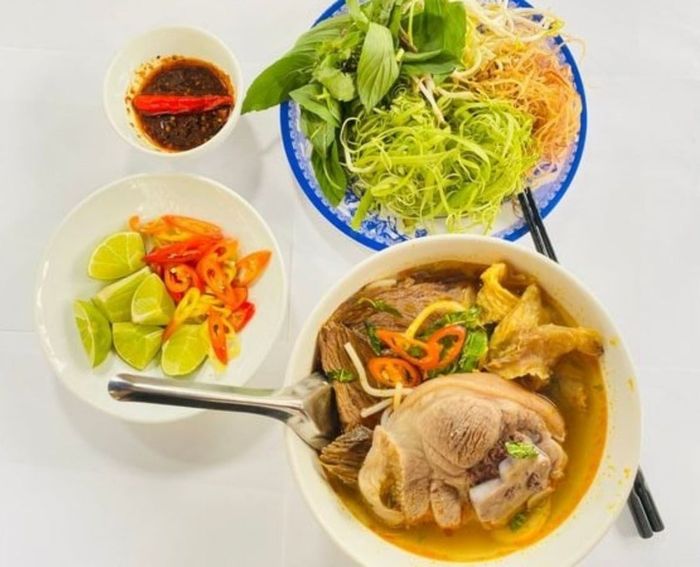Không gian và món ăn tại Bún Bò Quế Thương