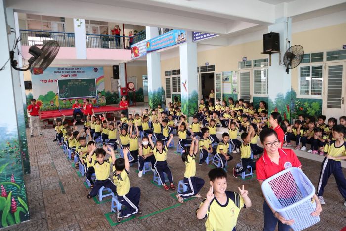 Sân trường rợp bóng cây xanh - Nơi vui chơi của học sinh Huỳnh Mẫn Đạt