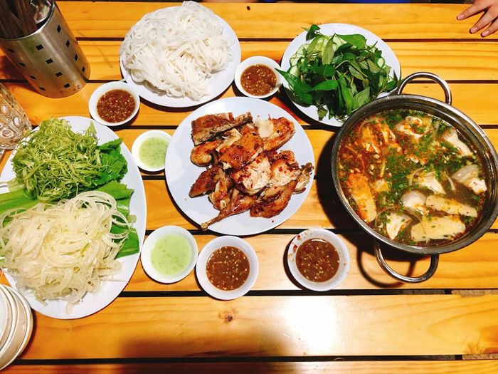 Ảnh 2 - Gà tre nướng vàng ươm hấp dẫn tại quán Cây Mai