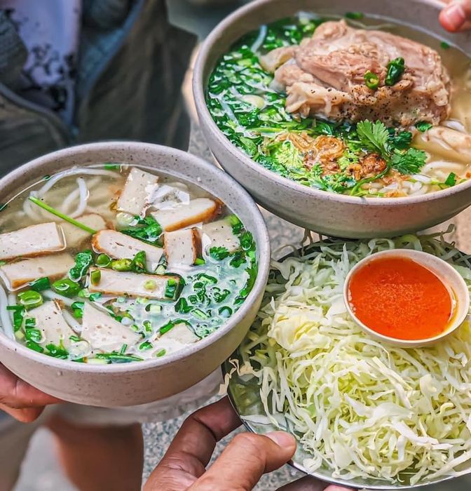 Không gian ấm cúng tại Bún chả cá sứa Mến