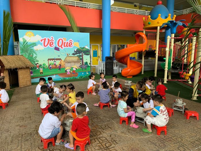 Bộ sưu tập hình ảnh thứ hai về Trường Mầm non Vàng Anh - Ghi lại những khoảnh khắc đáng yêu khi các bé tham gia các hoạt động ngoại khóa đầy màu sắc.
