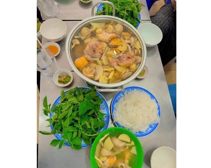 Hình ảnh nồi lẩu gà lá é đặc trưng tại Tao Ngộ