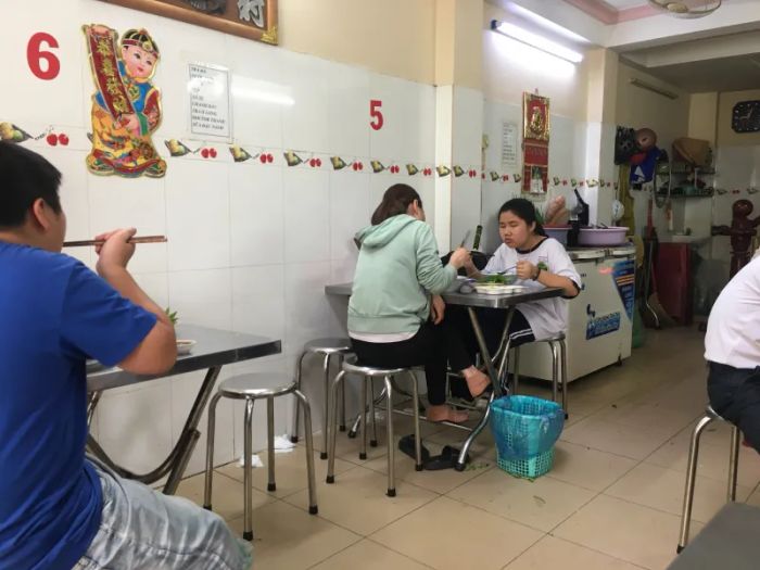 Không gian ấm cúng và món ngon tại Phở Cường