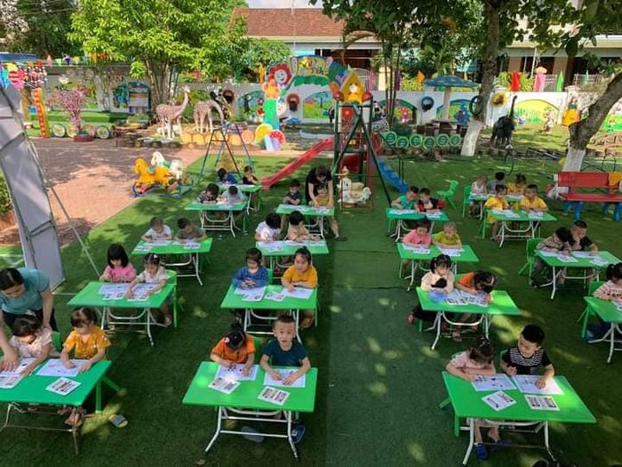 Hình ảnh khuôn viên trường rộng rãi với nhiều cây xanh tại Trường Mầm non Thị Trấn Quỳ Hợp