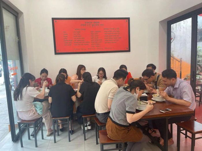 Không gian sang trọng và tô phở đặc biệt tại Phở Lý Quốc Sư