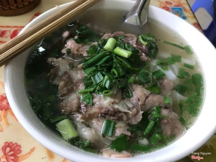Không gian ấm cúng và tô phở đặc trưng tại Quán Phở Lân