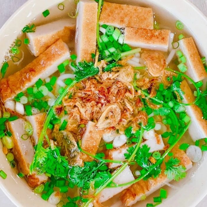 Không gian ấm cúng tại Bún chả cá sứa Thái Lệ