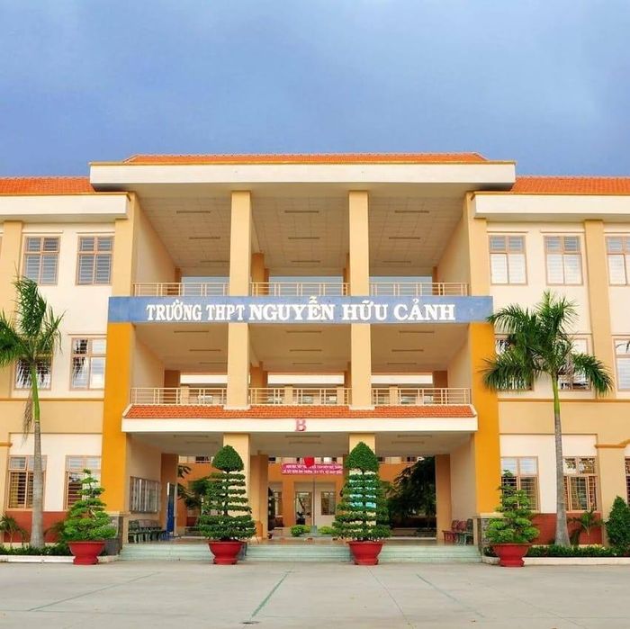 Toàn cảnh khuôn viên xanh mát của THPT Nguyễn Hữu Cảnh