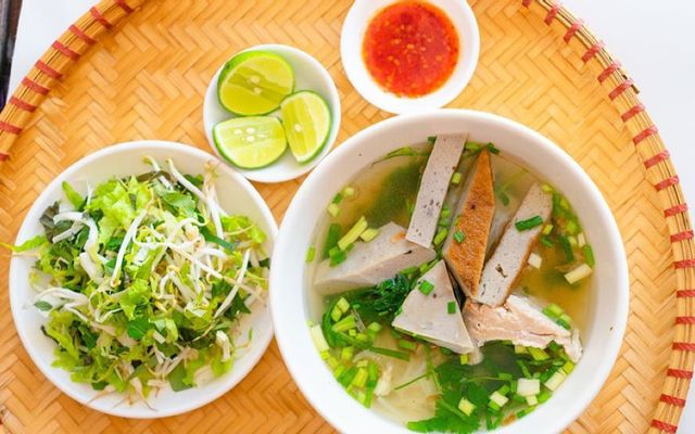 Hình ảnh tô bún chả cá sứa thơm ngon tại Thái Lệ