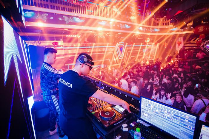 H83 Club - Ảnh hệ thống ánh sáng hiện đại