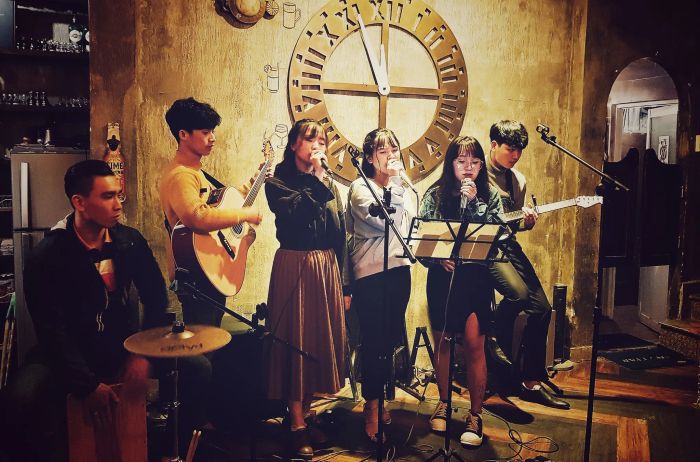 Không gian biểu diễn acoustic đầy cảm xúc tại Heyla