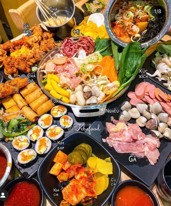 Không gian ẩm thực sôi động tại Gangnam Tokbokki Buffet