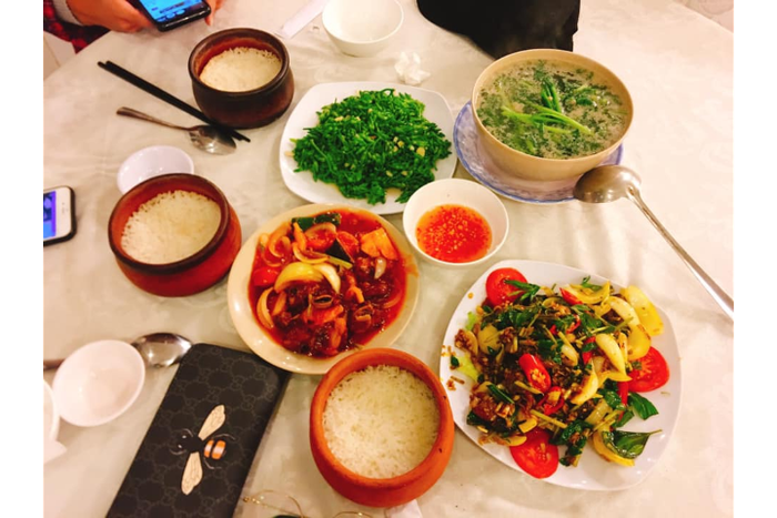 Không gian ấm cúng tại Cơm niêu Gold Beer