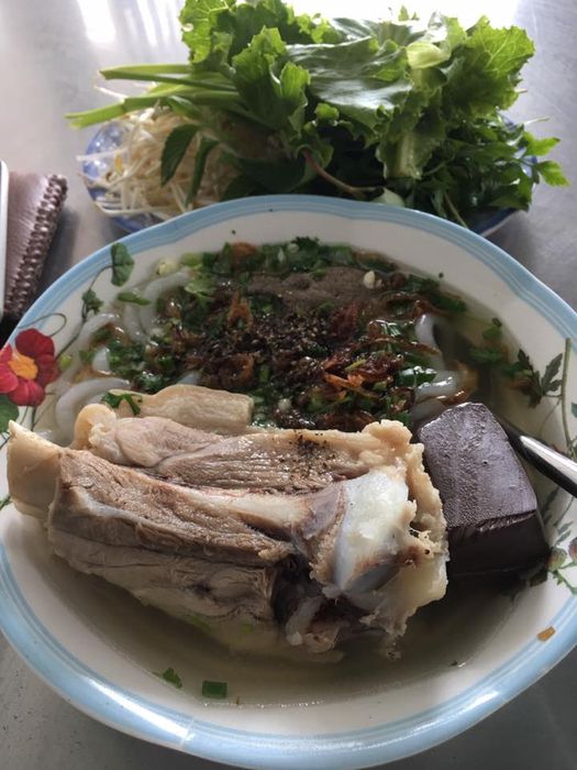 Góc ảnh chân thực: Tô bánh canh Long Hương thơm ngon đầy ắp nguyên liệu