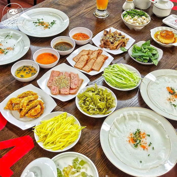 Bánh Ướt Ban Mê Giang Vương - Hình ảnh dĩa bánh thơm ngon với đầy đủ chả cốm, nem lụi và thịt nướng