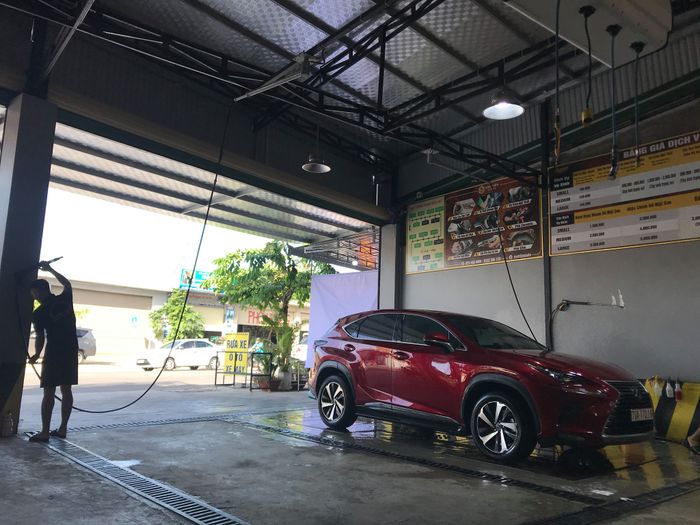 Không gian làm việc chuyên nghiệp tại Nam Tiến Auto Detailing