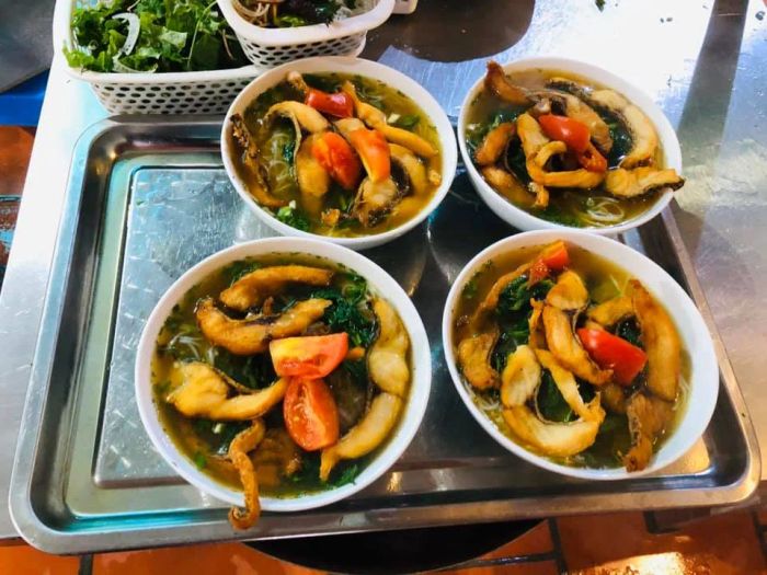 Hình ảnh tô bún cá nóng hổi với nước dùng trong veo tại Văn Quán