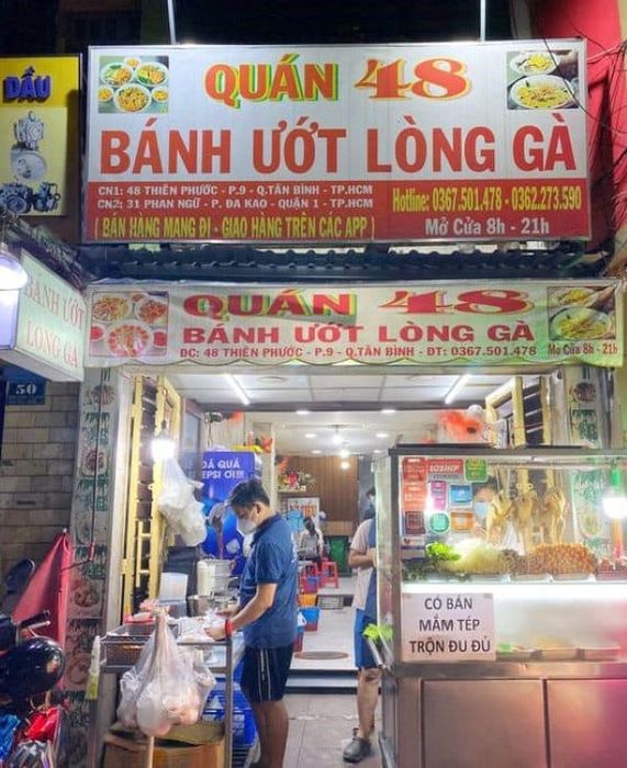 Hình ảnh đặc trưng Quán 48 - Sợi bánh ướt mềm mại quyện cùng lòng gà giòn tan