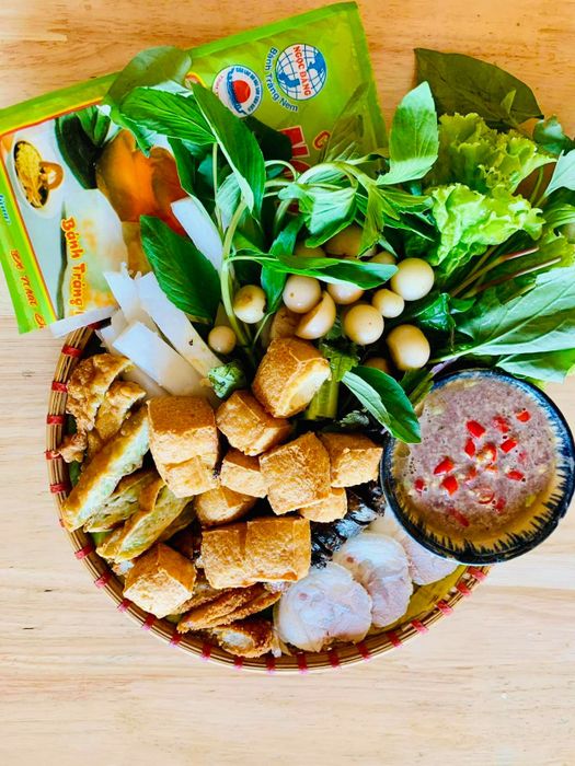 Hình ảnh mẹt bún đậu đầy màu sắc tại Nàng Bếp