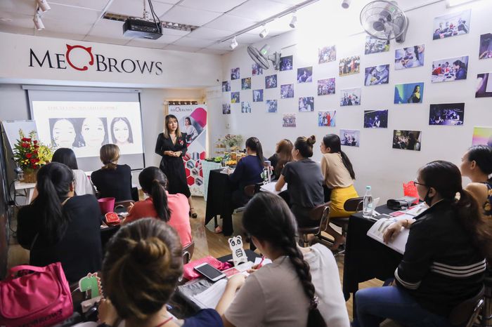 Học viên thực hành cùng chuyên gia tại MeoBrows
