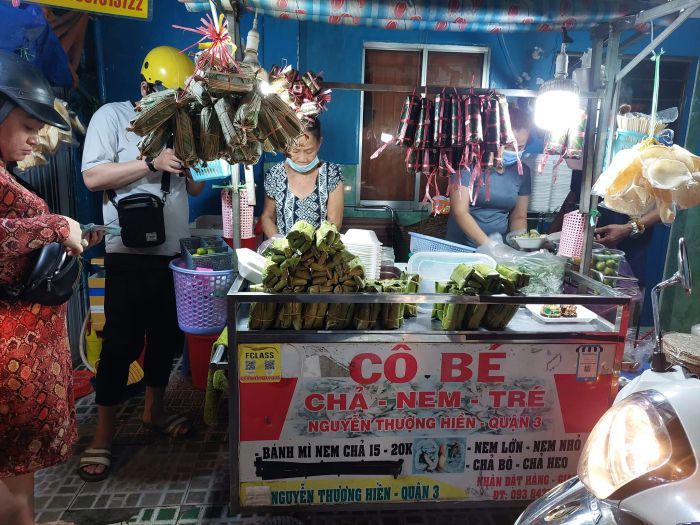 Hình ảnh hộp tré trộn đầy màu sắc tại Cô Bé