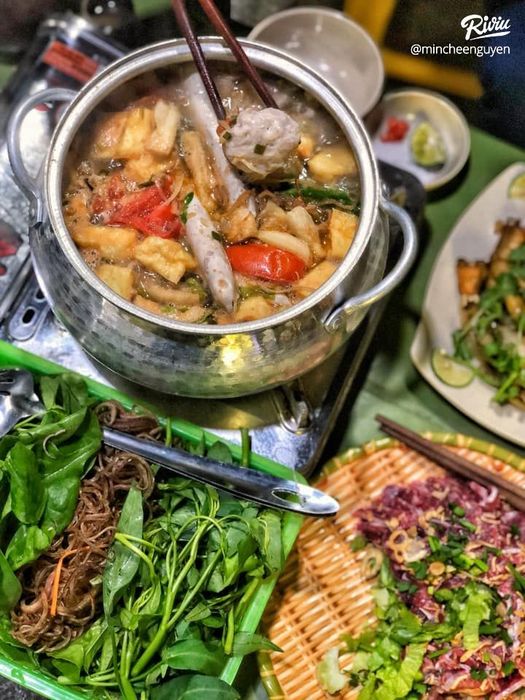 Nồi lẩu riêu cua vàng ươm, hấp dẫn khó cưỡng