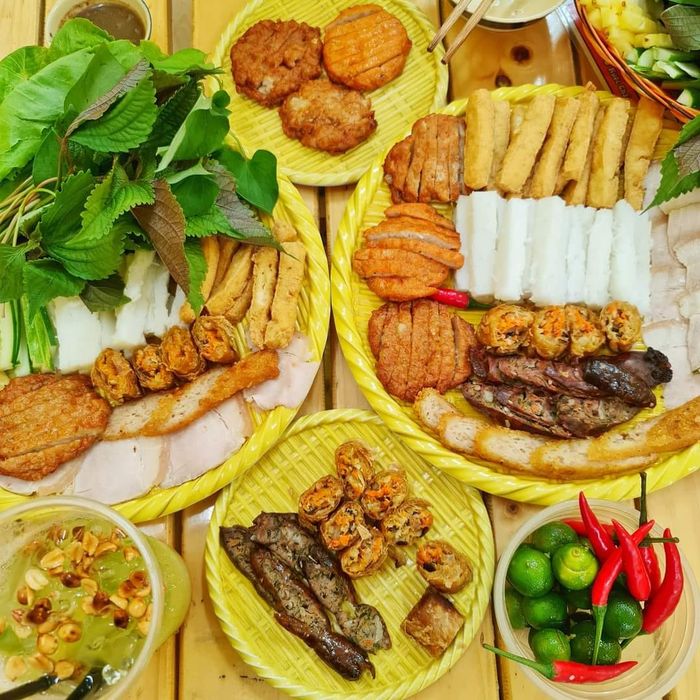 Hình ảnh mẹt bún đậu thịnh soạn tại Ẩm Thực Bắc