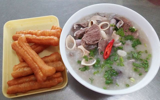 Hình ảnh tô cháo lòng thơm ngon đầy đặn tại Cháo Lòng Hoá